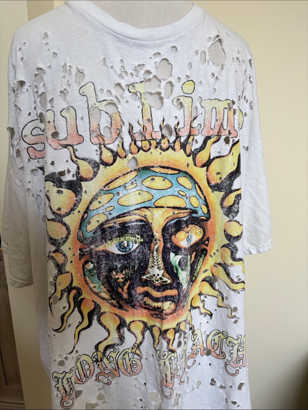 Vintage-Style White Short Sleeve Tee with Colorful Sun Graphic - Picture 2 of 3
